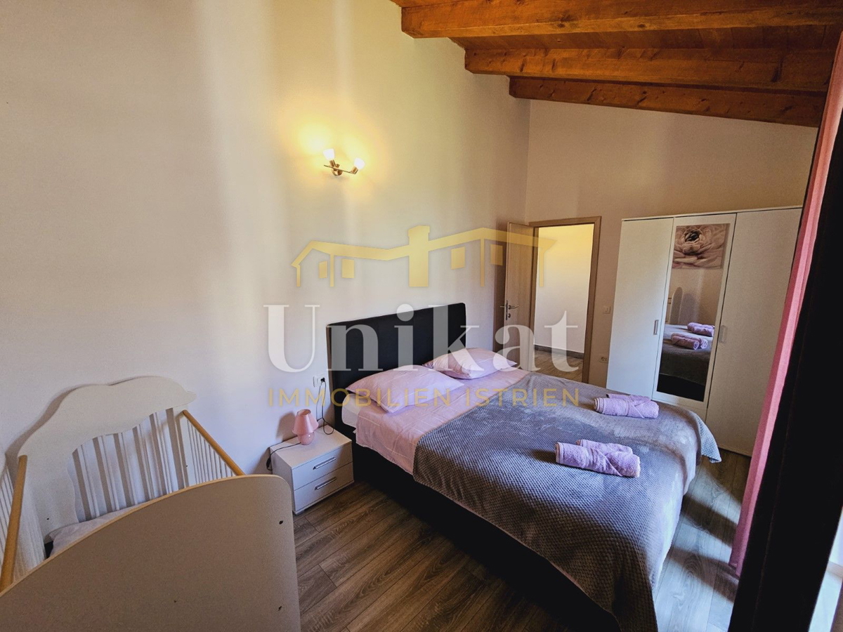 Posest z obnovljeno kamnito hišo, vrtom in bazenom